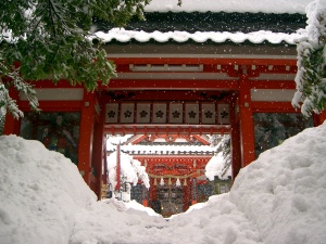 Kenrokuen shrine in snow